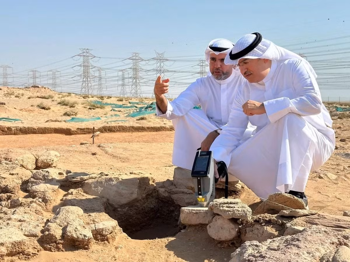 Khu vực này trải dài trên khu vực có diện tích khoảng 180m x 50m. Tại đây, họ đã khai quật được tàn tích của 10 tòa nhà nhiều phòng nằm dưới chân một ngọn đồi đá nhỏ.