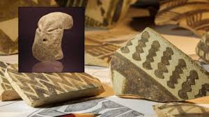 Đó là những đặc điểm đặc trưng của các bức tượng nhỏ từ nền văn hóa Ubaid (nắm 5500 trước Công nguyên đến năm 3700 trước Công nguyên ở Lưỡng Hà thời tiền sử). Nhiều bức tượng tương tự cũng đã được tìm thấy trong một số mộ phần cổ.