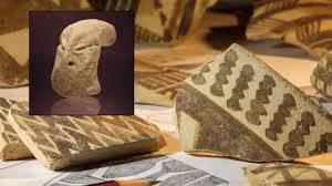 Đó là những đặc điểm đặc trưng của các bức tượng nhỏ từ nền văn hóa Ubaid (nắm 5500 trước Công nguyên đến năm 3700 trước Công nguyên ở Lưỡng Hà thời tiền sử). Nhiều bức tượng tương tự cũng đã được tìm thấy trong một số mộ phần cổ.