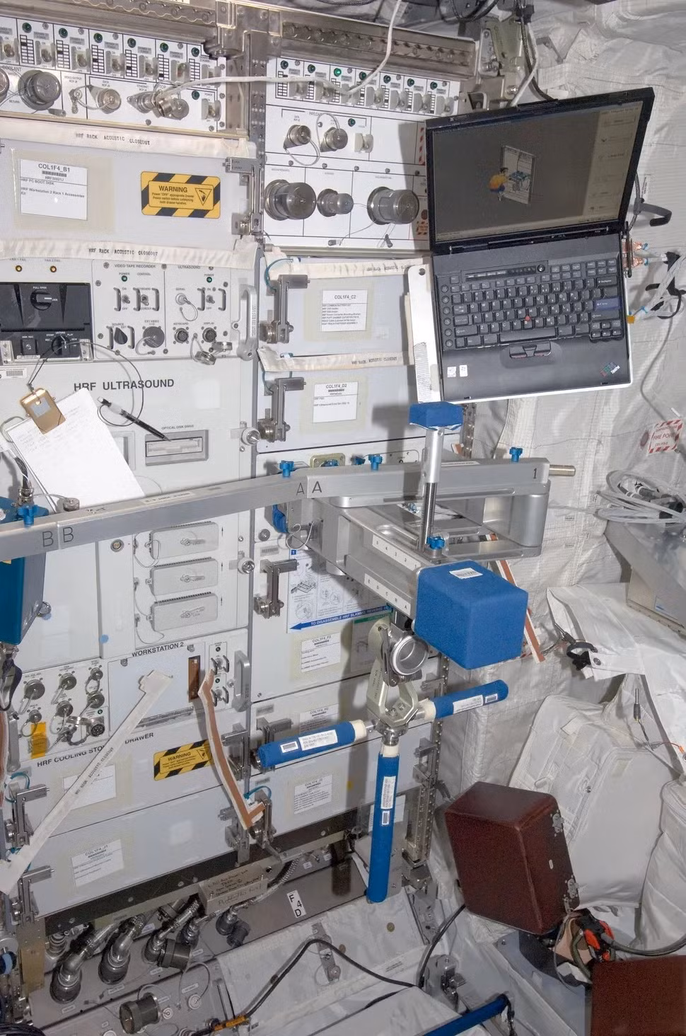 Hai thiết bị trên đều sử dụng hoạt động lò xo để đo khối lượng cơ thể của phi hành gia. Trọng lượng của một người là khối lượng nhân với gia tốc do trọng trường xung quanh người đó gây ra. Ví dụ, trọng lực trên Mặt Trăng nhỏ hơn Trái Đất nên các phi hành gia Apollo trở nên "nhẹ" hơn khi đi bộ trên bề mặt Mặt Trăng. Ảnh: NASA.