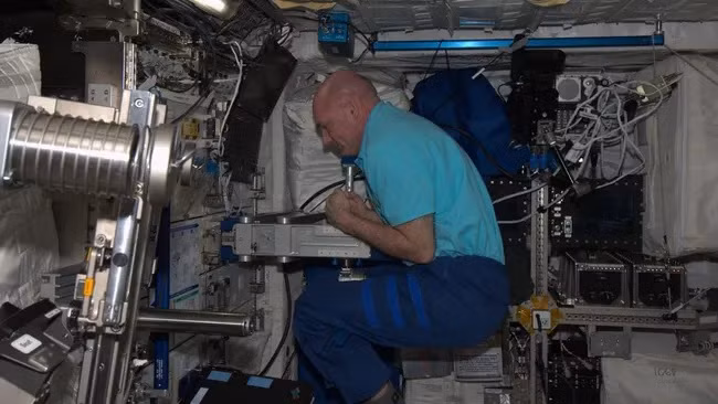 Ở Trái đất, việc tập thể dục thường phụ thuộc vào cân nặng. Trong khi đó, các phi hành gia sẽ phải sử dụng thiết bị chuyên dụng để đo khối lượng cơ thể khi ở Trạm Vũ trụ Quốc tế (ISS). Ảnh: NASA/ESA.