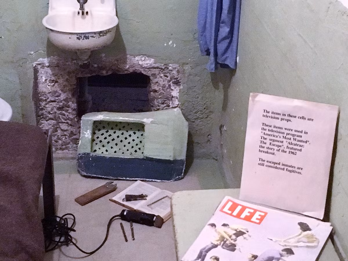 Trong đó, vào ngày 16/2/1967, một báo cáo của FBI có đề cập một người đàn ông tự nhận là bạn học cũ của Morris cho biết đã nhìn thấy người này khi đang lái xe ở Silver Spring, Maryland.