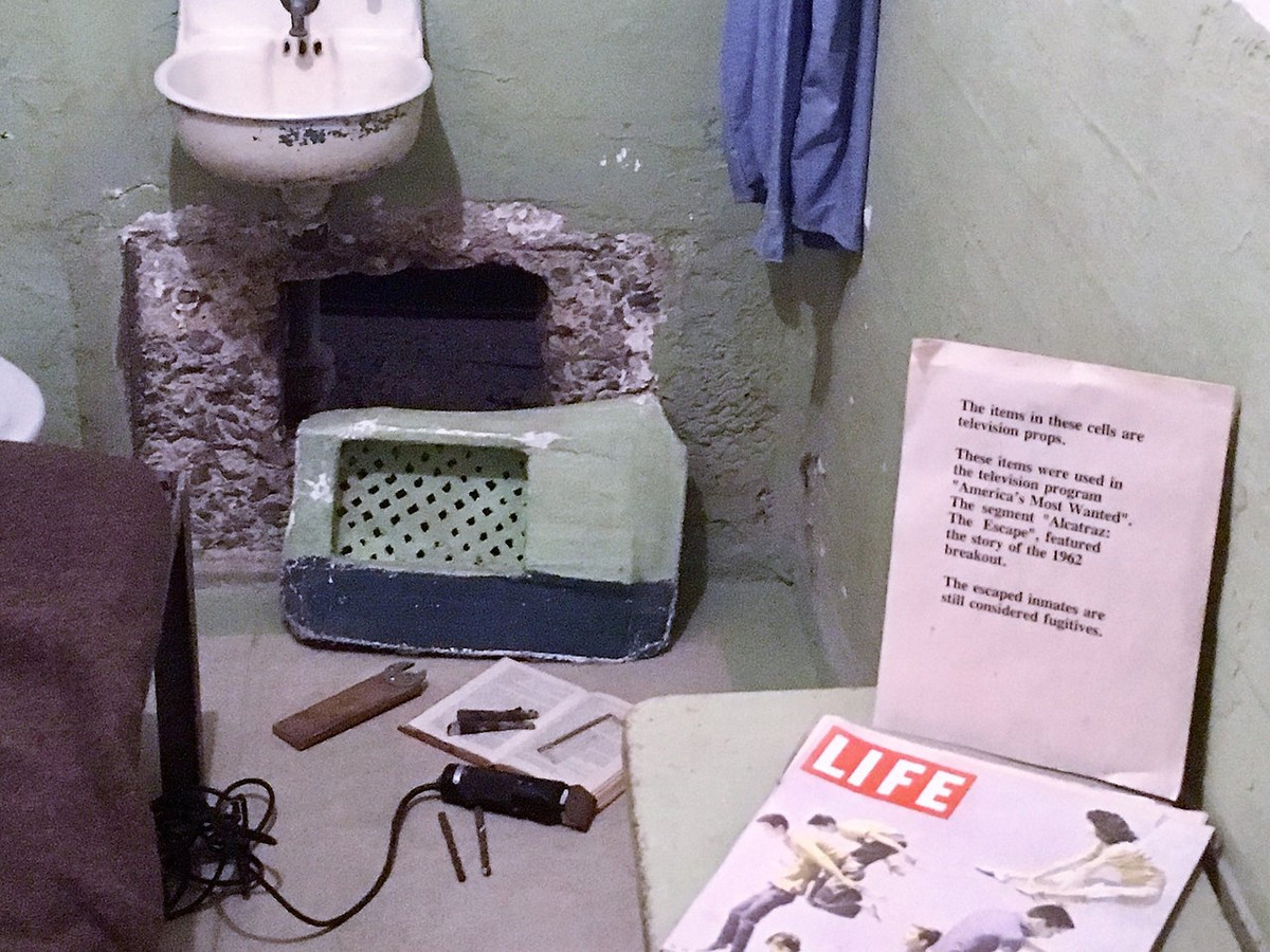 Trong đó, vào ngày 16/2/1967, một báo cáo của FBI có đề cập một người đàn ông tự nhận là bạn học cũ của Morris cho biết đã nhìn thấy người này khi đang lái xe ở Silver Spring, Maryland.