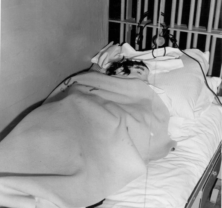 Mãi đến sáng ngày hôm sau, cai ngục mới phát hiện 3 tù nhân đã đào tẩu. Theo đó, giới chức trách nhanh chóng mở chiến dịch tìm kiếm Morris và 2 anh em nhà Anglin trên diện rộng đã được triển khai trên cả đường bộ, đường không và đường biển xung quanh đảo Alcatraz và xa hơn trong vòng 10 ngày.