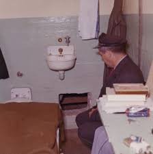 Sáu ngày sau, lực lượng chức năng tìm thấy những mảnh cao su vụn được cho là từ chiếc bè mà 3 tù nhân dùng để đào tẩu trôi dạt vào bờ biển gần cầu Cổng Vàng. Sang đến ngày hôm sau, một chiếc áo phao bị xì hơi được tìm thấy cách đảo Alcatraz không xa.