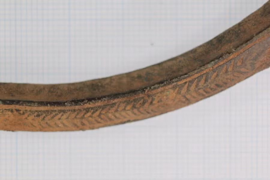 Nhà khảo cổ học Struve cho rằng, những cổ vật mà Falsby tìm thấy bằng máy dò kim loại có thể được người xưa chôn cất để tôn vinh một vị thần cổ xưa thông qua nghi lễ. Đây có thể chính là lý do vì sao thanh kiếm có hình dáng độc đáo.