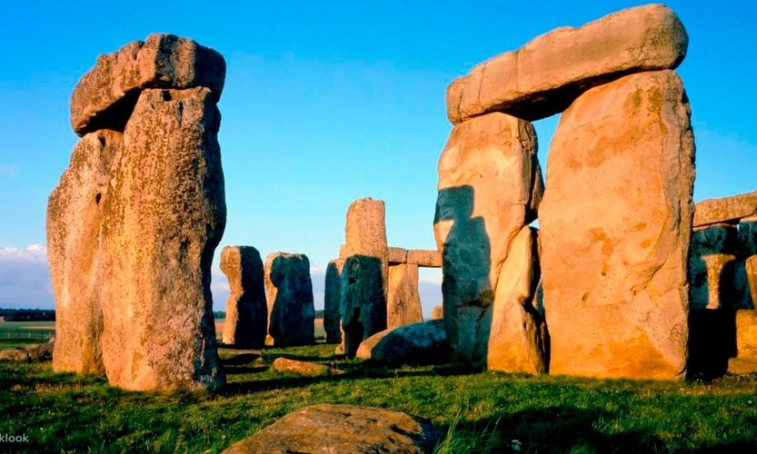 Các phiến đá tạo thành bãi đá cổ Stonehenge được vận chuyển từ những nơi xa xôi: phía tây nam xứ Wales và đông bắc Scotland.