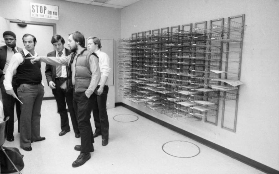 Sau khi lên kế hoạch tỉ mỉ, vào khoảng 3h sáng 11/12/1978, 6 tên cướp lái xe Ford Econoline đến tòa nhà chứa hàng của hãng hàng không Lufthansa tại sân bay Quốc tế John F. Kennedy, New York. Nhóm cướp đột nhập vào bên trong, bắt các nhân viên làm con tin rồi ép quản lý mở cửa kho tiền.