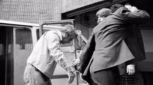 Từ đó, cảnh sát tìm được dấu vân tay của một số tên cướp. Khi cảnh sát đang điều tra vụ án, tháng 4/1980, Henry Hill bị bắt vì tội danh ma túy không liên quan.