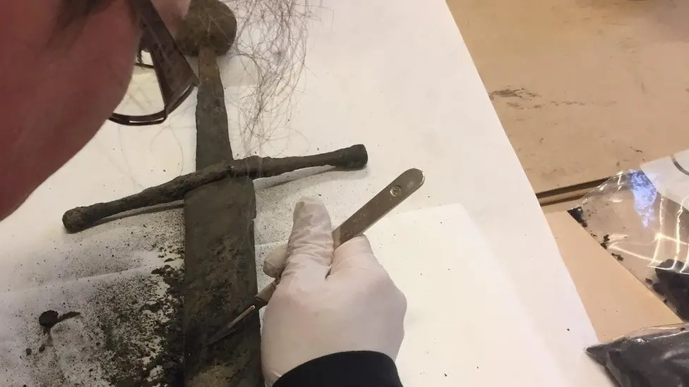 Sau khi kiểm tra, nhà khảo cổ học Kenneth Nielsen đưa ra nhận định thanh kiếm có niên đại vào thế kỷ 14. Ảnh: Nordjyllands Historiske Museum/Facebook.