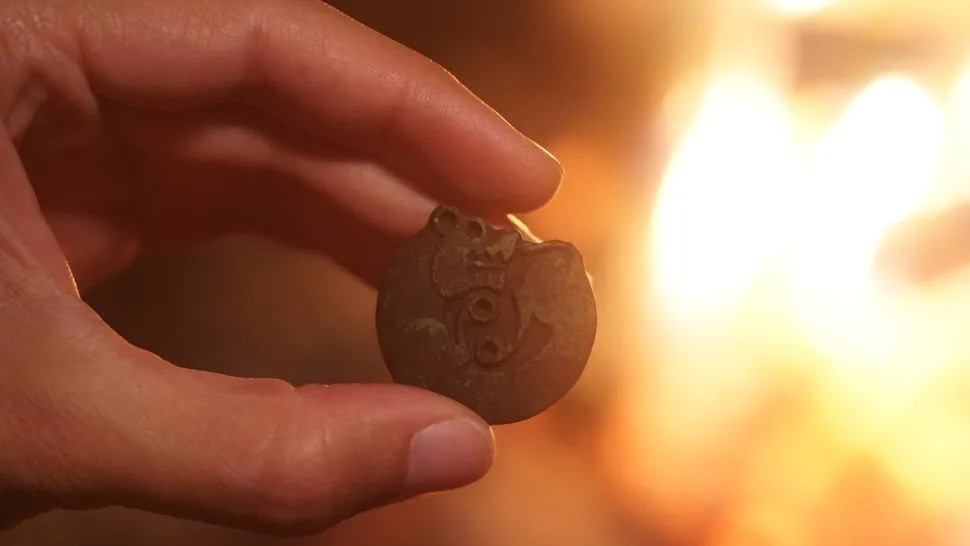 Cũng tại khu chôn cất này, giới khảo cổ còn phát hiện đồ dùng cưỡi ngựa, các đồ tạo tác được trang trí bằng động vật. Một số bộ xương ngựa vẫn còn những mảnh đồng thau găm giữa những chiếc răng.