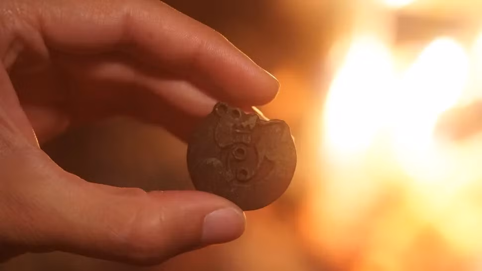 Cũng tại khu chôn cất này, giới khảo cổ còn phát hiện đồ dùng cưỡi ngựa, các đồ tạo tác được trang trí bằng động vật. Một số bộ xương ngựa vẫn còn những mảnh đồng thau găm giữa những chiếc răng.