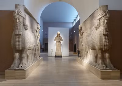 Nhà vua Assyria Sargon II bắt đầu xây dựng thủ đô mới khổng lồ - ban đầu được gọi là Dur-Sharrukin, có nghĩa là "Pháo đài Sargon" - vào năm 713 trước Công nguyên. Về sau, thủ đô của Assyria được gọi là Khorsabad. Tuy nhiên, ông hoàng này qua đời vào năm 705 trước Công nguyên. Thời điểm ông băng hà có thể là trước khi thủ đô hoàn thành quá trình xây dựng.