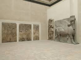 Theo đó, mỗi ngày, nhóm của ông Fassbinder có khám phá mới về thủ đô của Assyria. Trong số này, họ tìm thấy những công trình, kiến trúc về cơ bản là liên quan đến nhà vua.