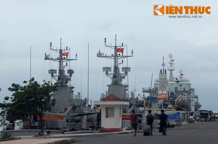 Khung cảnh bình yên trên quân cảng Cam Ranh, những con tàu nằm lặng lẽ sẵn sàng chờ lệnh ra Trường Sa.