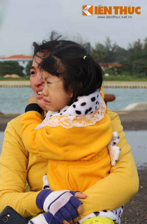 Khoảnh khắc đầy xúc động của 2 mẹ con dõi theo phía khơi xa tiễn ba lên đường.