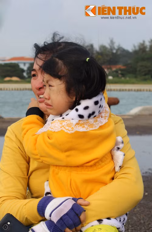 Khoảnh khắc đầy xúc động của 2 mẹ con dõi theo phía khơi xa tiễn ba lên đường.