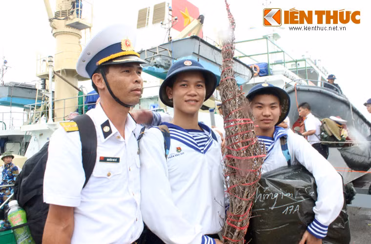 Cành đào Nhật Tân – món quà quý từ Hà Nội được các chiến sĩ bao bọc cẩn thận chuẩn bị cho chuyến đi xa.