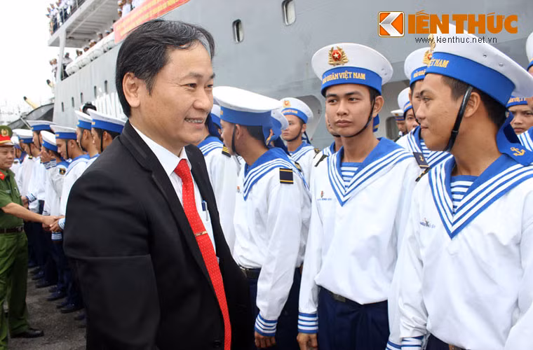 Lãnh đạo tỉnh Khánh Hòa động viên các chiến sĩ trước lúc lên đường.