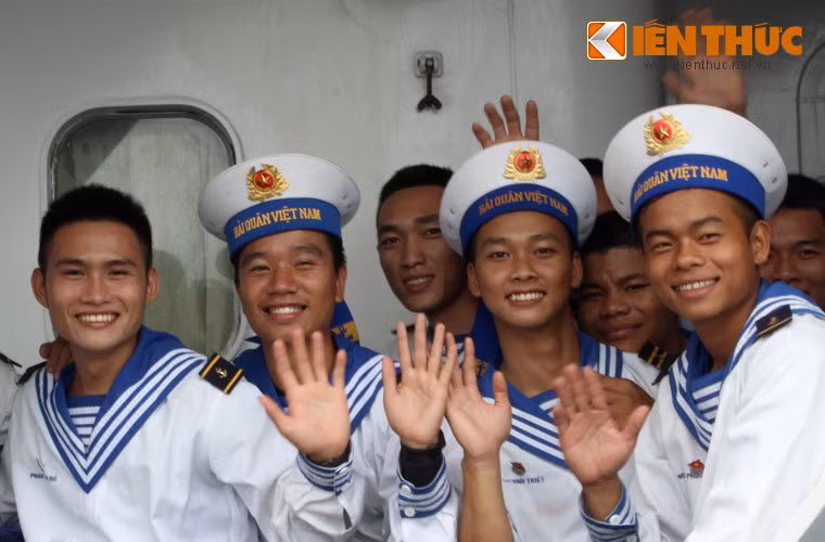 Ánh mắt đầy niềm vui và nụ cười tuổi trẻ đầy tự hào khi được làm người lính Hải quân, họ sẵn sàng vượt qua mọi thử thách để hoàn thành nhiệm vụ.