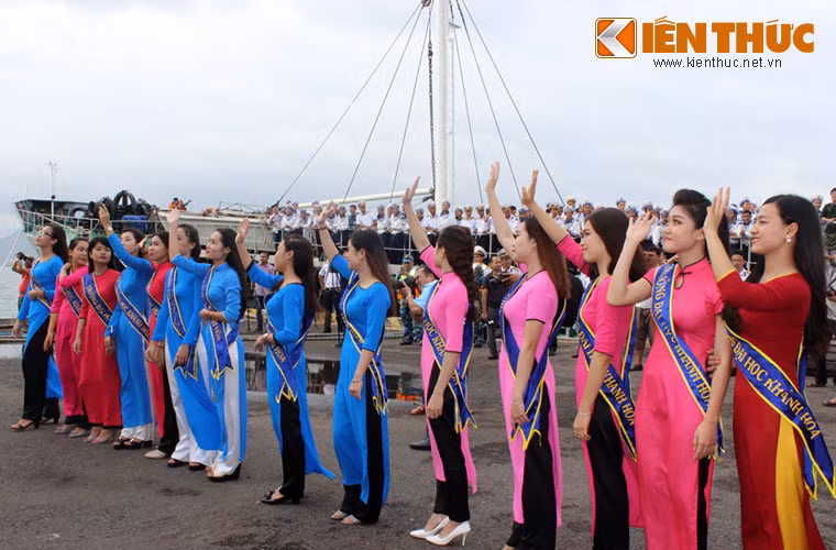 Những bóng hồng rạng ngời đến từ các trường đại học, cao đẳng trên địa bàn Khánh Hòa cũng có mặt để chia tay các chiến sĩ lên đường làm nhiệm vụ.