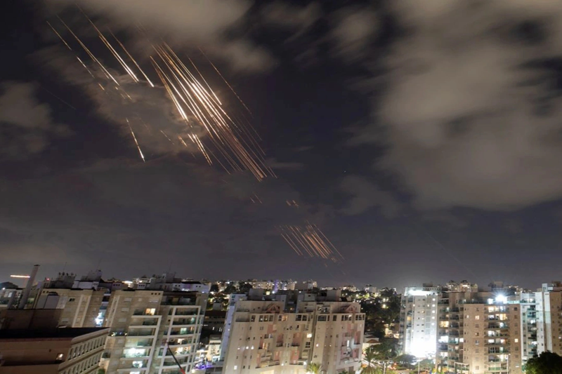 Trong một diễn biến khác, giữa bối cảnh căng thẳng tiếp tục leo thang, “Đêm đáp trả bằng tên lửa” của Iran đã trở thành tâm điểm chú ý ở khu vực Trung Đông. Như một phản ứng trước các hành động khiêu khích liên tục của Israel, Iran đã phóng một loạt tên lửa, thực hiện các cuộc tấn công chính xác vào các mục tiêu bên trong lãnh thổ Israel. Ảnh: Reuters.