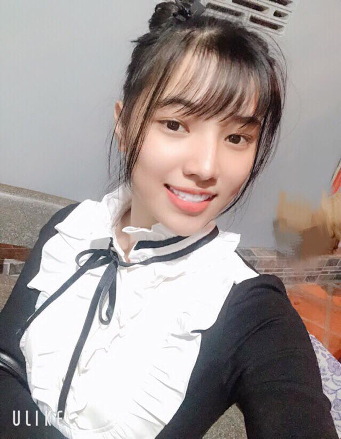 Em không biết vì sao họ biết được số điện thoại, facebook của em. Em đưa hết tin nhắn cho mẹ đọc. Mẹ nói, em đi lên từ khó khăn thì phải biết trân quý những gì mình đạt được. Em thấy điều mẹ nói rất đúng. Bản thân em cũng nghĩ rằng, tiêu những đồng tiền do mình tự làm ra mới quý giá’, Nga nói.