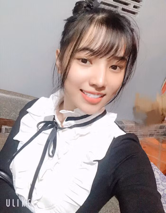 Em không biết vì sao họ biết được số điện thoại, facebook của em. Em đưa hết tin nhắn cho mẹ đọc. Mẹ nói, em đi lên từ khó khăn thì phải biết trân quý những gì mình đạt được. Em thấy điều mẹ nói rất đúng. Bản thân em cũng nghĩ rằng, tiêu những đồng tiền do mình tự làm ra mới quý giá’, Nga nói.