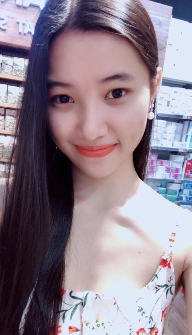 Cô gái trẻ cho biết, dù bước ra từ cuộc thi sắc đẹp, nhưng cô không đi theo con đường nghệ thuật mà thích làm việc tiếp viên hàng không.