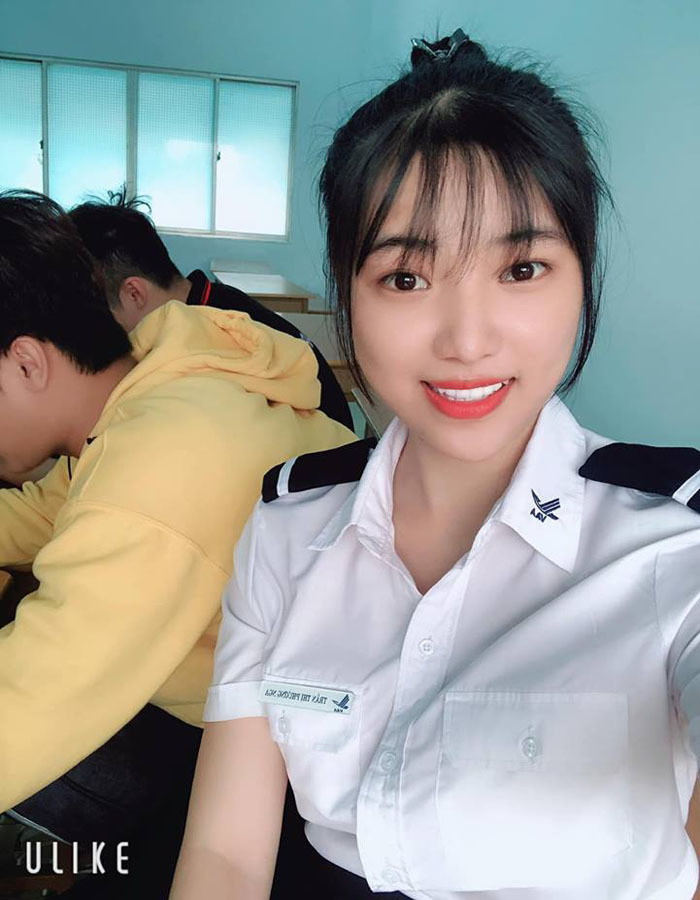 Thường ngày, Nga thích chụp hình khi mặc đồng phục ở trường, bởi cô thấy tự hào và hãnh diện.