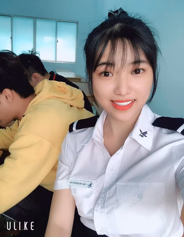 Thường ngày, Nga thích chụp hình khi mặc đồng phục ở trường, bởi cô thấy tự hào và hãnh diện.