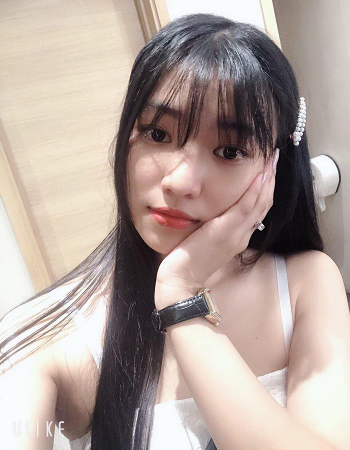 Nga cho biết, sau khi trở thành hoa khôi đã có nhiều người xưng là đại gia, giám đốc doanh nghiệp nhắn tin mời mọc đi chơi, ngỏ ý muốn nâng đỡ hoặc muốn đưa tiền cho cô kinh doanh. Tuy nhiên, cô đều nhắn tin từ chối thẳng.