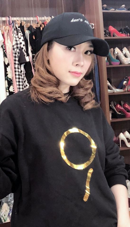 Một góc phòng thay đồ - nơi Mỹ Tâm để trang phục thường ngày và những đôi giày hàng hiệu đắt đỏ. Ảnh: Người đưa tin.