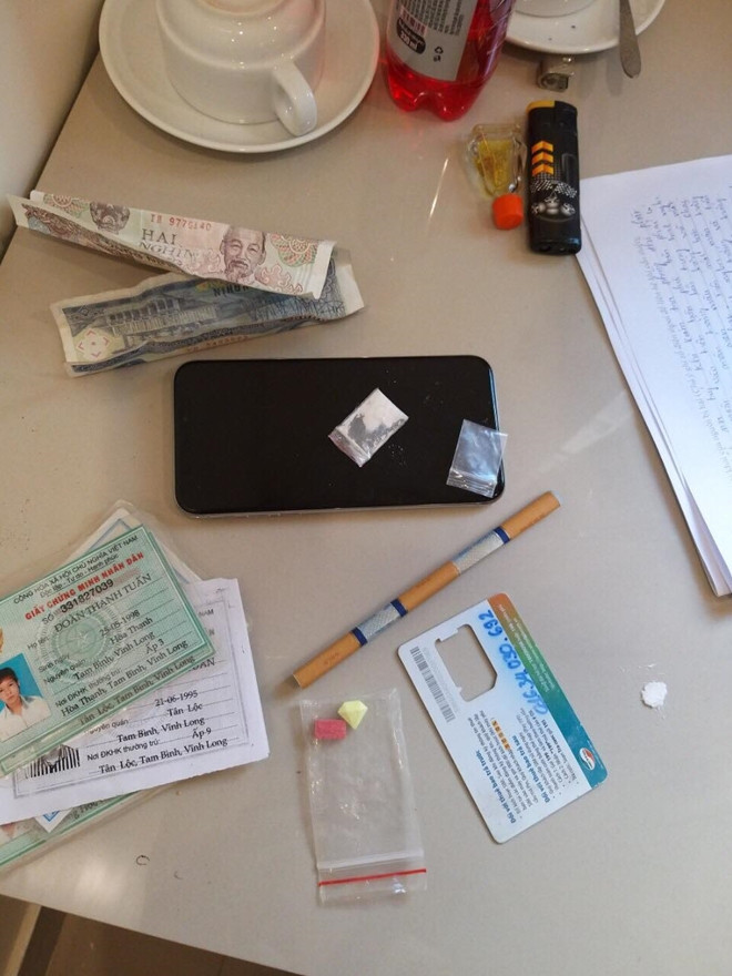 Nhom thanh nien ru nhau vao nha nghi choi ma tuy-Hinh-2