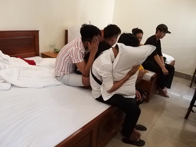 Nhom thanh nien ru nhau vao nha nghi choi ma tuy