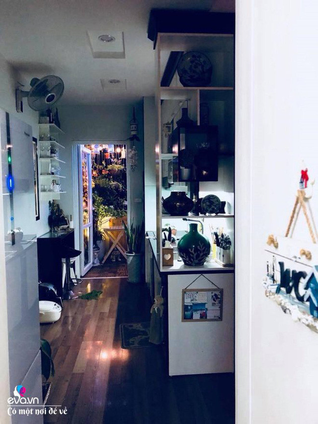 Và qua thời gian, sau khi chơi với các màu sắc an toàn, anh chị đã quyết định đưa dấu ấn cá nhân của mình vào căn hộ bằng việc chọn màu sắc yêu thích của 2 vợ chồng là màu xanh cổ vịt làm điểm nhấn. Tự tay ông xã chị đã chăm chút sơn lại khiến căn nhà như khoác thêm một màu áo mới.