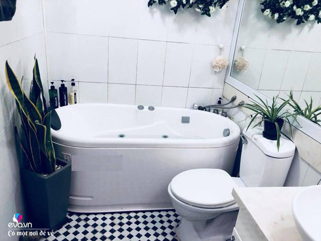 Để căn hộ luôn trở nên xịn xò như mới, theo chị, trong phòng tắm nên lắp bồn tắm thay vì làm phòng tắm đứng có kính vừa chật vừa khó khi tắm cho con nhỏ.