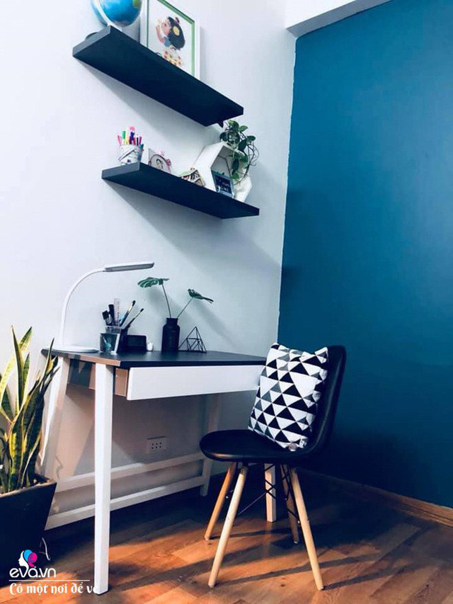 Chị kết hợp màu đen và trắng cho không gian bếp tạo cảm giác vừa sang vừa sạch. Chị không thiết kế quầy bar mà làm kệ bày đồ hợp với cá tính riêng lại không sợ hết mốt.