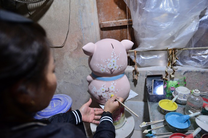 Ngoài ra, những chú heo đất còn được tráng lớp men và trang trí đẹp mắt. Ảnh: Kinhtedothi.