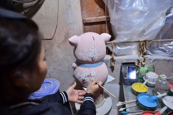 Ngoài ra, những chú heo đất còn được tráng lớp men và trang trí đẹp mắt. Ảnh: Kinhtedothi.