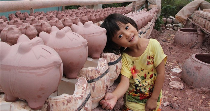 Có lợn đất được thiết kế phù hợp với giới trẻ và có chú heo để chưng mang ý nghĩa may mắn. Ảnh: Lao động.