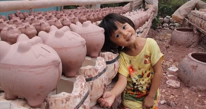 Có lợn đất được thiết kế phù hợp với giới trẻ và có chú heo để chưng mang ý nghĩa may mắn. Ảnh: Lao động.