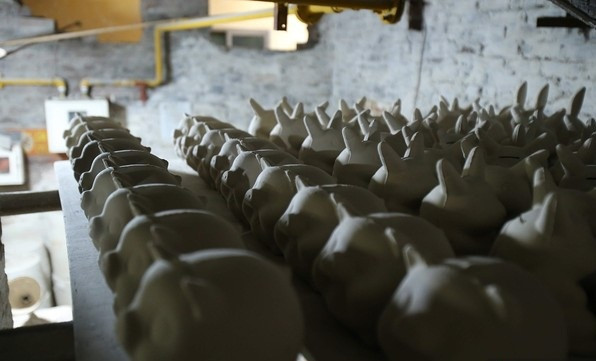 Nếu trời không nắng thì lợn đất phải để hàng tuần, hoặc dùng lò sấy nhẹ. Ảnh: Saostar.