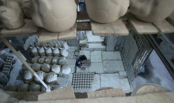 Hỗn hợp được đánh nhuyễn và đổ khuôn tạo hình theo nhiều mẫu mã khác nhau. Sau khi lấy ra khỏi khuôn, những chú lợn đất sẽ được đưa ra phơi vài lần nắng. Ảnh: Saostar.