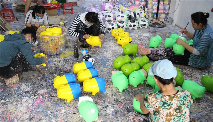 Công đoạn sơn vẽ cho heo đất. Ảnh: Lao động.