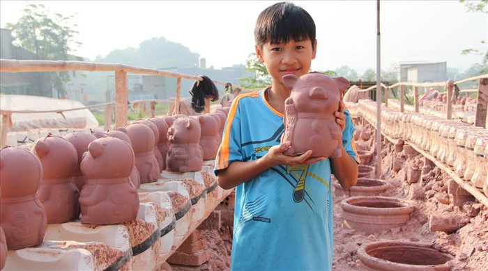 Không chỉ ở làng gốm Bát Tràng, những ngày này, người làm gốm ở xã Tân Vĩnh Hiệp (thị xã Tân Uyên, Bình Dương) cũng tất bật sản xuất heo đất để cung ứng ra thị trường. Ảnh: Lao động.