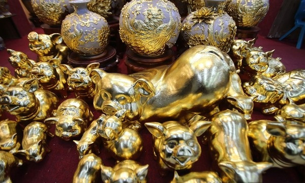 Đặc biệt, còn có những chú lợn đất dát vàng với giá dao động từ 800.000 - 15 triệu đồng tuỳ kích thước. Ảnh: Saostar.