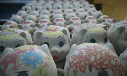 Lợn đất khổng lồ hay lợn đất dát vàng là một trong những sản phẩm được ưa chuộng nhất dịp Tết năm nay ở làng nghề này. Ảnh: Saostar.