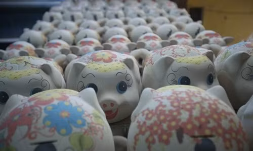 Lợn đất khổng lồ hay lợn đất dát vàng là một trong những sản phẩm được ưa chuộng nhất dịp Tết năm nay ở làng nghề này. Ảnh: Saostar.