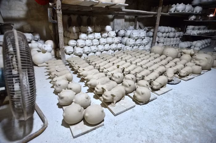 Vật liệu để tạo nên những chú lợn này là đất cao lanh trộn theo tỷ lệ thích hợp. Ảnh: Kinhtedothi.
